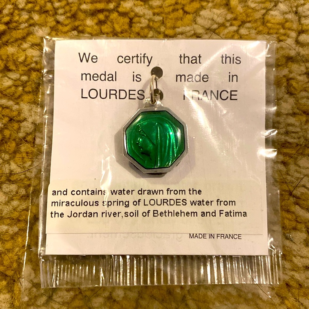 🆕LOURDES:Virgin Mary Anise Medal & Water of Lourdes Necklace Charm. CERTIFIED